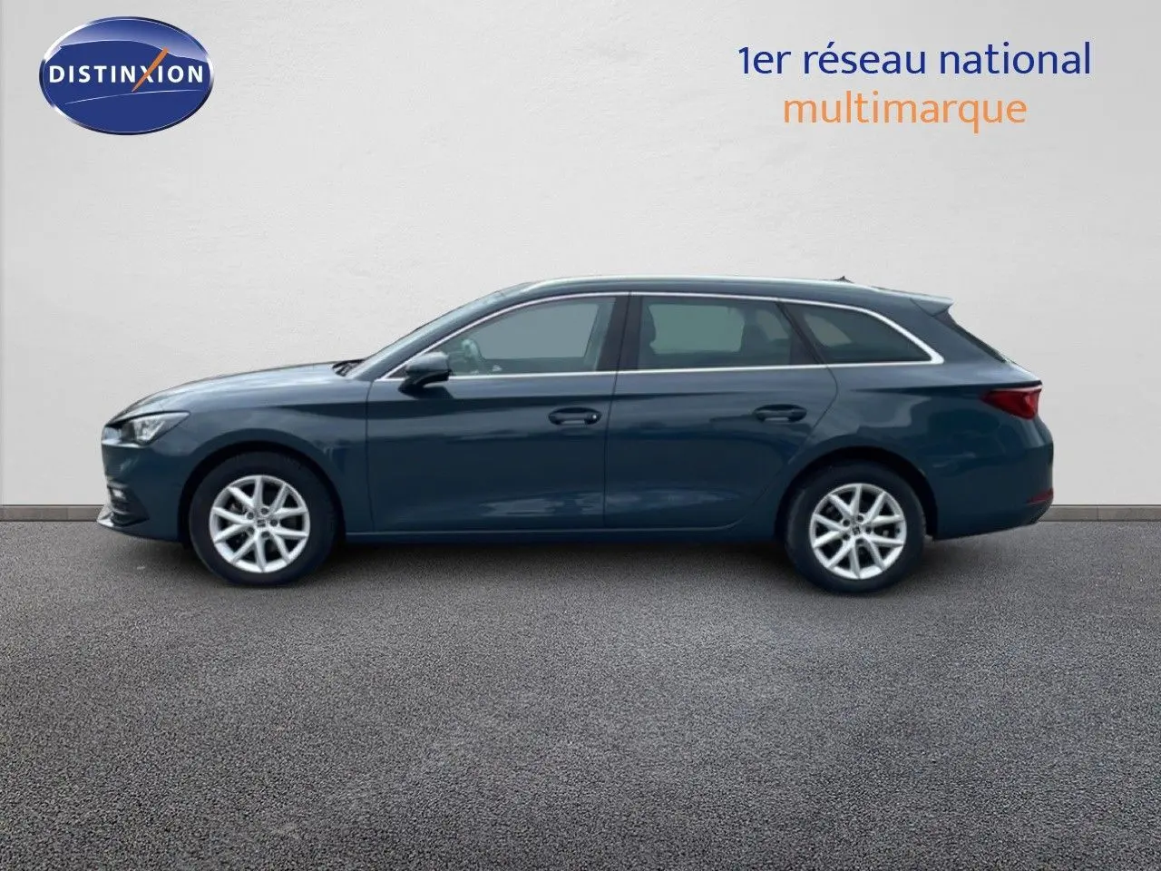 Profil droit d'une SEAT LEON ST 2.0 TDI 115CH STYLE XL gris métallique, avec jantes alliage et lignes épurées.