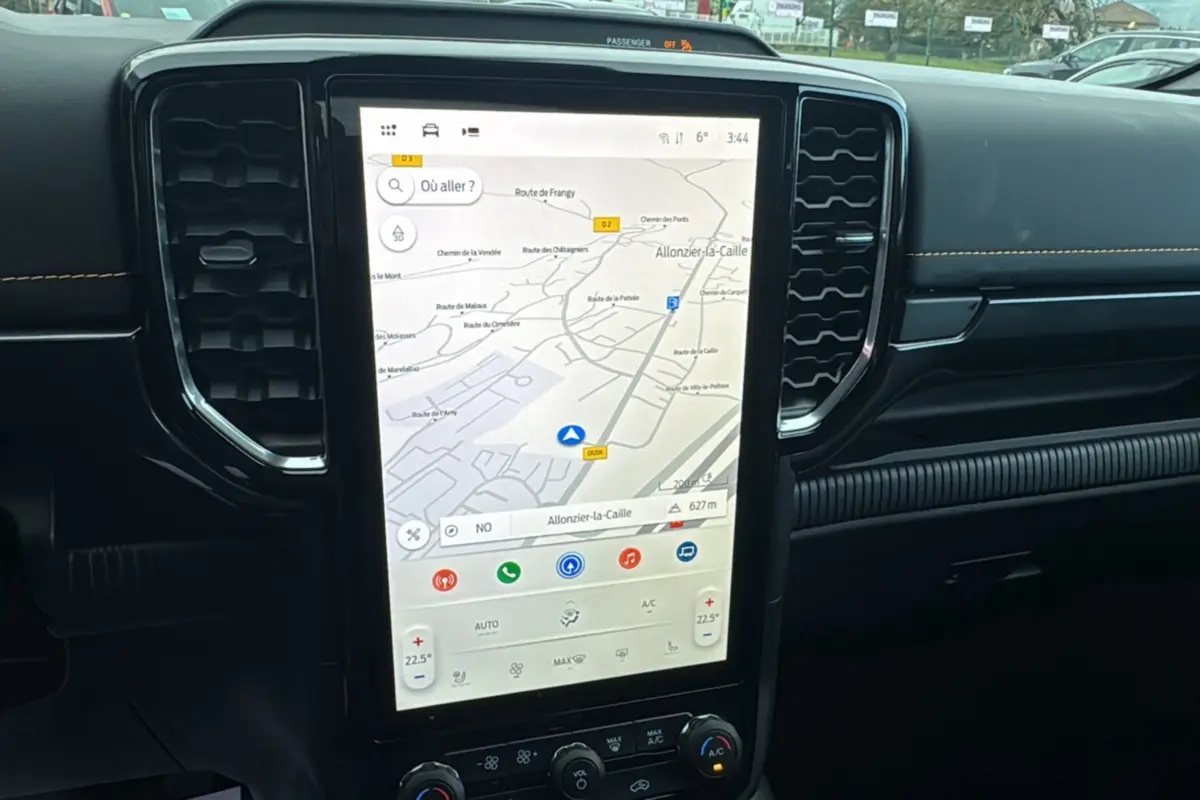 Vue intérieure du tableau de bord du Ford Ranger 2025 avec écran tactile central affichant la navigation GPS.