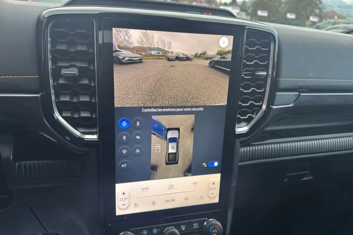 Vue rapprochée de l’écran central tactile du Ford Ranger 2025 affichant la caméra 360° et les commandes de climatisation.