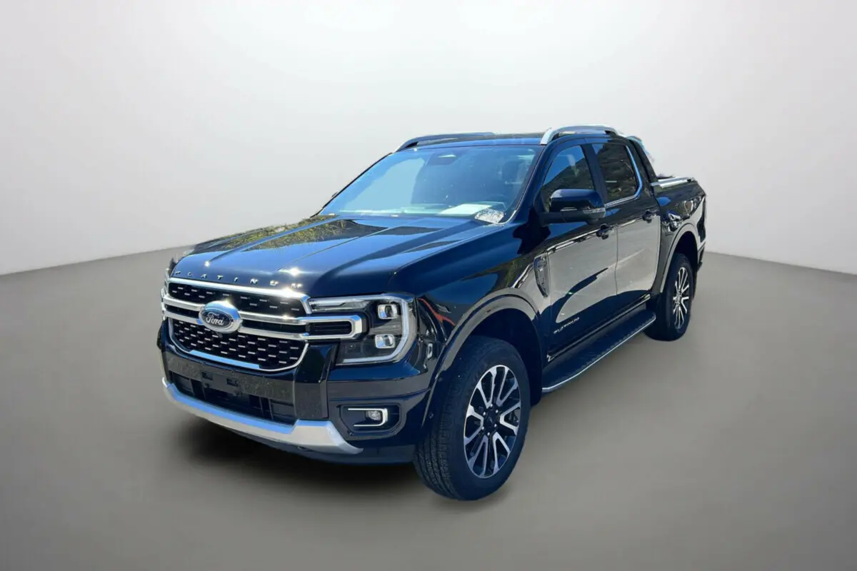 Ford Ranger 3.0 V6 noir agate, vue 3/4 avant droit, avec calandre chromée et jantes alu 20 pouces.