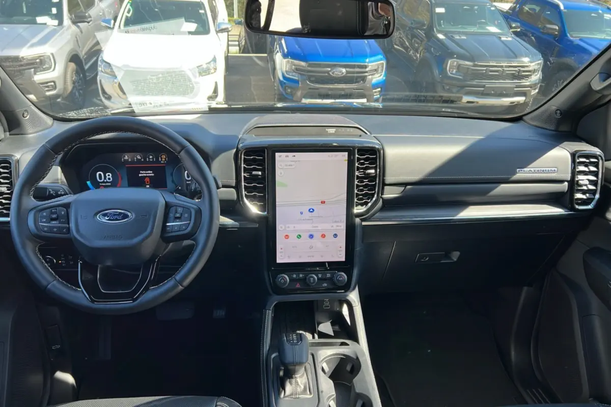 Vue intérieure avant du Ford Ranger 2026 noir agate, avec grand écran central vertical et volant multifonctions cuir.