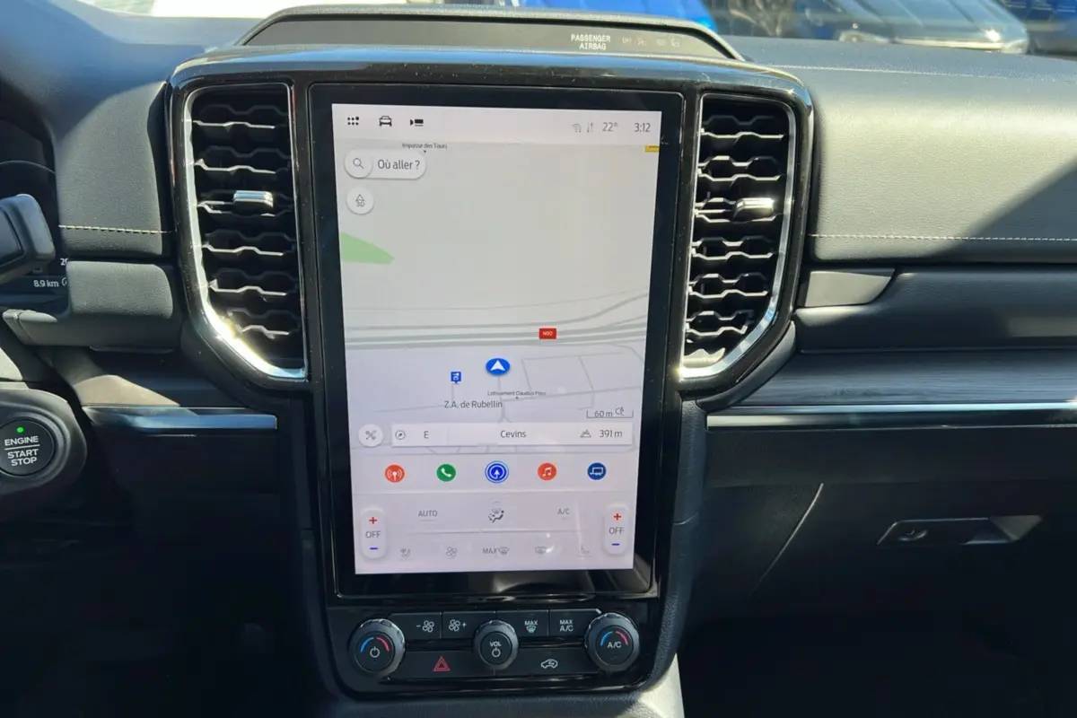 Vue frontale du tableau de bord du Ford Ranger 2026 noir agate, avec grand écran tactile central affichant la navigation.