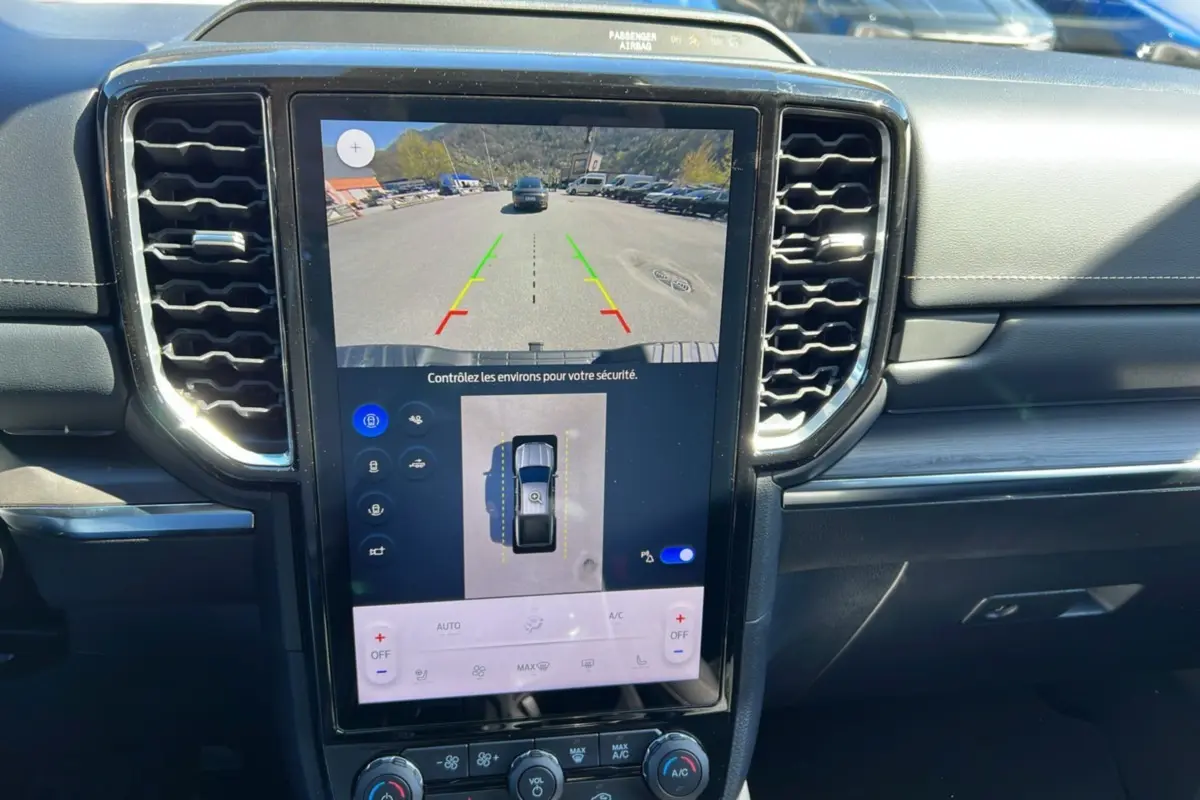 Vue intérieure centrée sur l'écran tactile vertical du tableau de bord du Ford Ranger noir agate, affichant la caméra de recul.