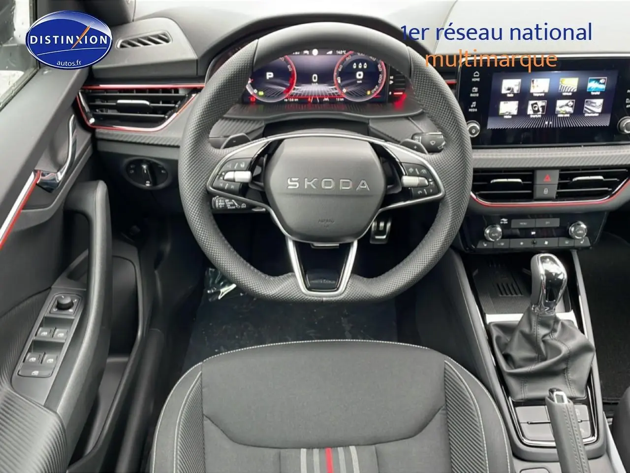 Vue intérieure frontale du Skoda Kamiq 2026, volant sport cuir, tableau de bord numérique et console centrale avec levier automatique.