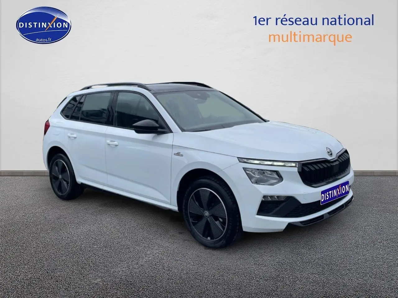 SKODA KAMIQ blanc nacré en 3/4 avant droit avec toit noir et jantes alu noires distinctives.