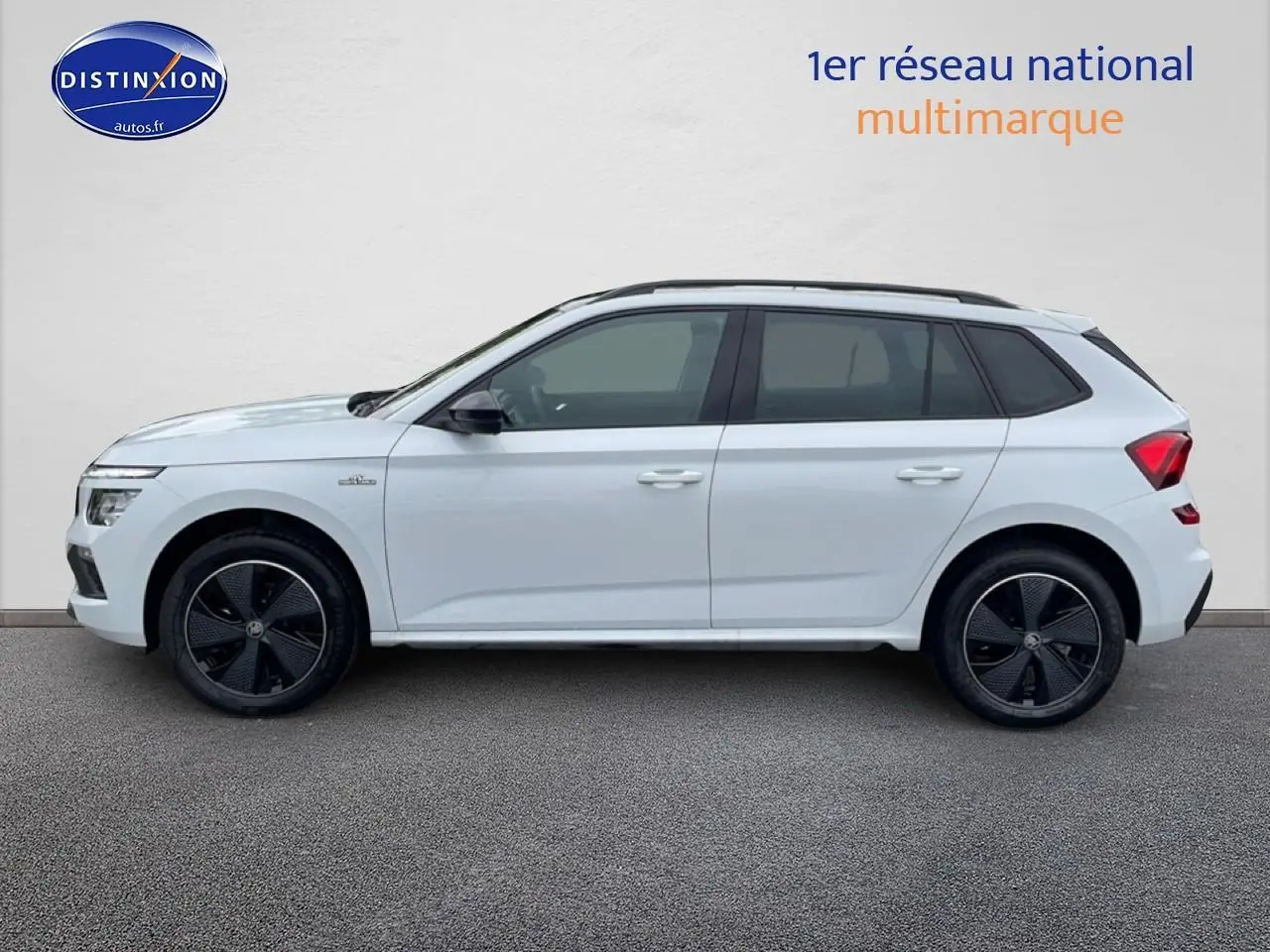 Vue latérale droite d'un Skoda Kamiq blanc nacré avec jantes noires et toit panoramique en verre.