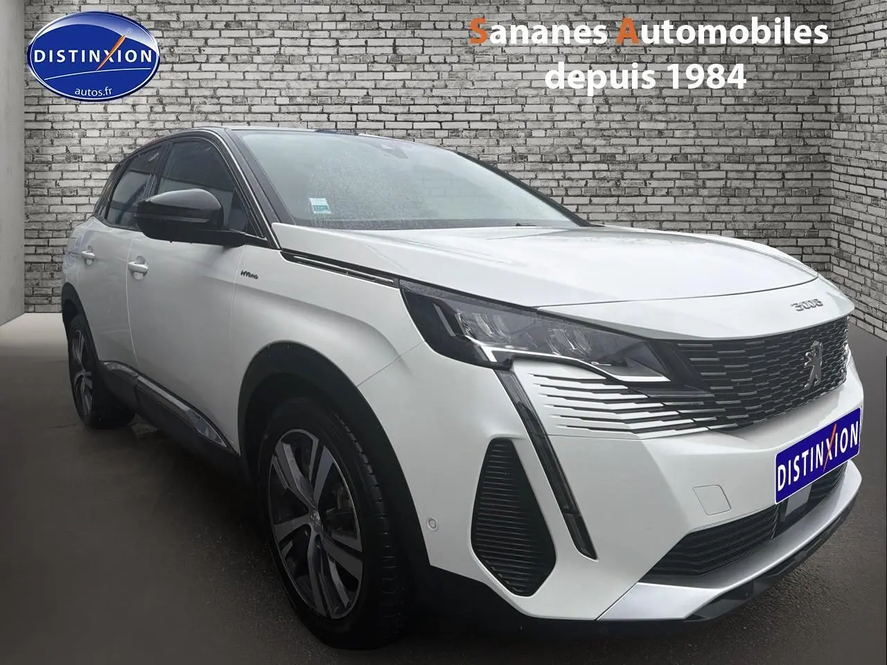 Peugeot 3008 Hybrid blanc en 3/4 avant droit avec toit noir et calandre noire distinctive.