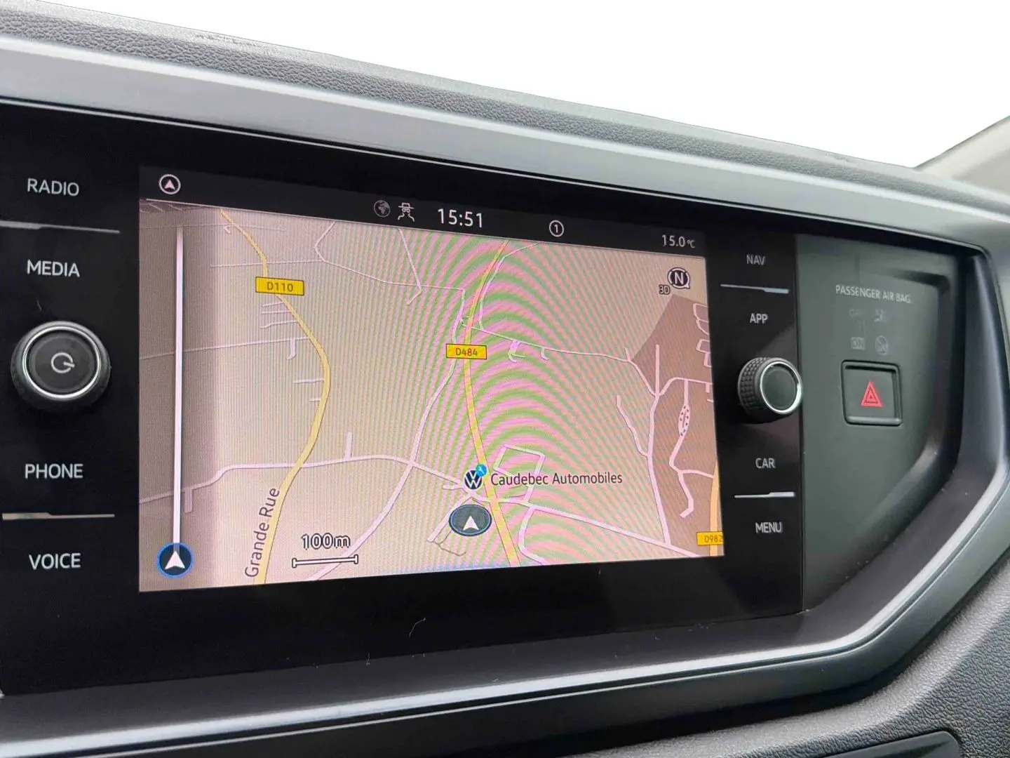 Écran tactile central du système de navigation Discover Media de la Volkswagen Polo Business blanche, vue intérieure.