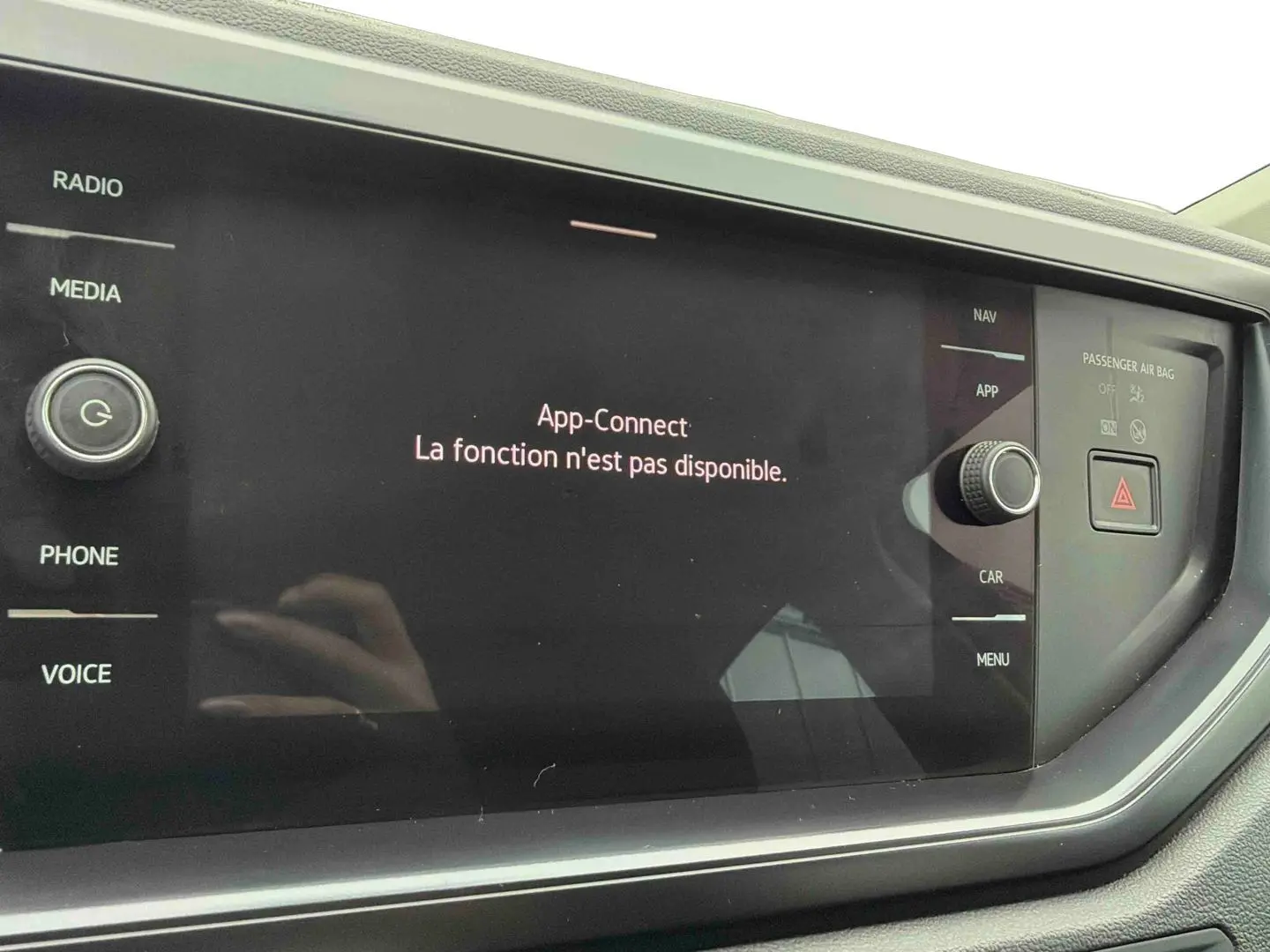Écran tactile du système infotainment Volkswagen Polo Business 2021 affichant un message d'erreur App-Connect.