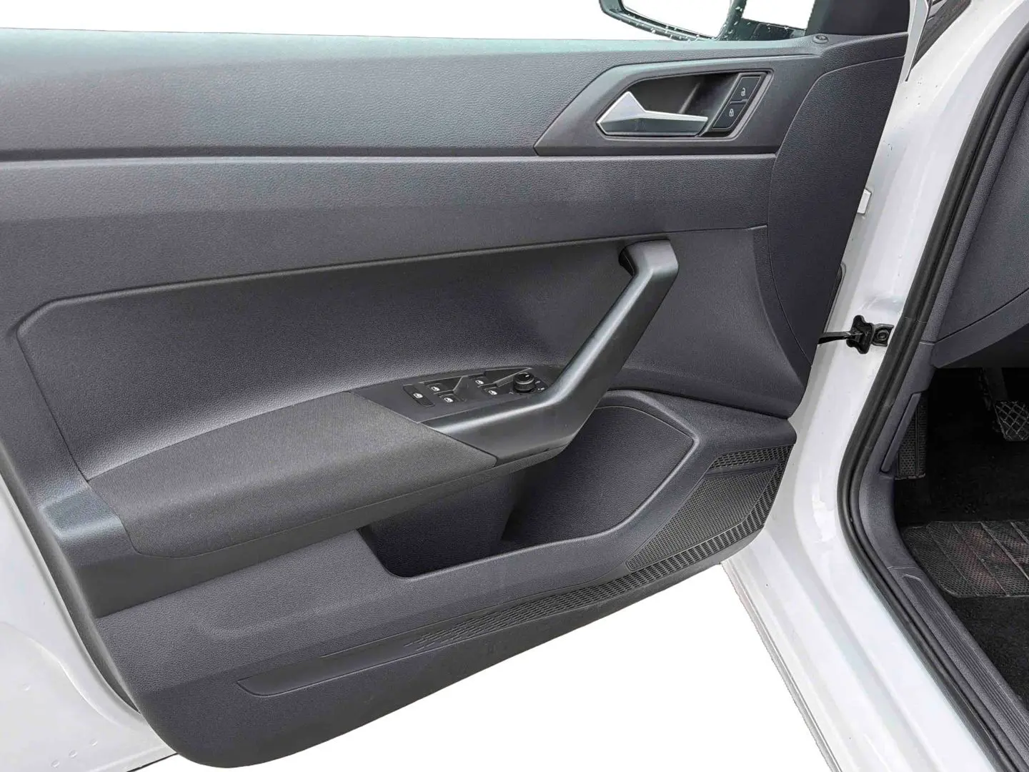 Vue intérieure côté gauche de la porte avant blanche d'une Volkswagen Polo Business 2021 avec commandes électriques des vitres.
