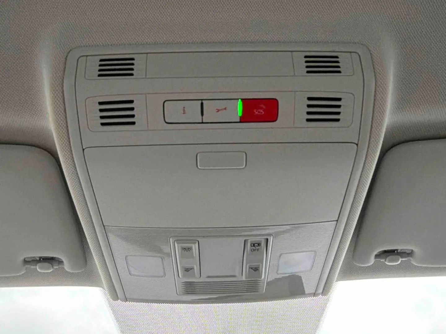 Vue en contre-plongée du plafonnier gris clair avec commandes d’éclairage et alerte de ceinture de la Volkswagen Polo Business blanche.