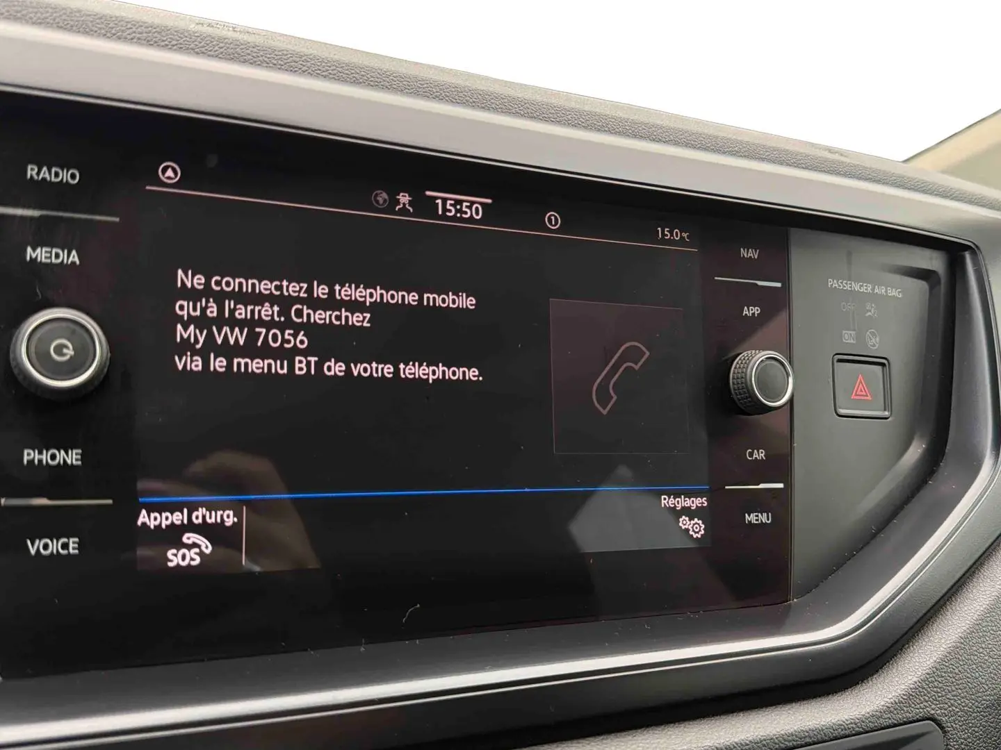 Écran tactile central du système infotainment Volkswagen Polo Business 2021 affichant un message de connexion Bluetooth.