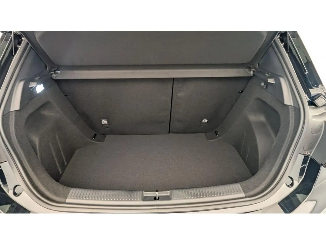Coffre ouvert vu de l'arrière du MG3 1.5 Hybrid+ noir, montrant un espace de chargement propre et bien fini.