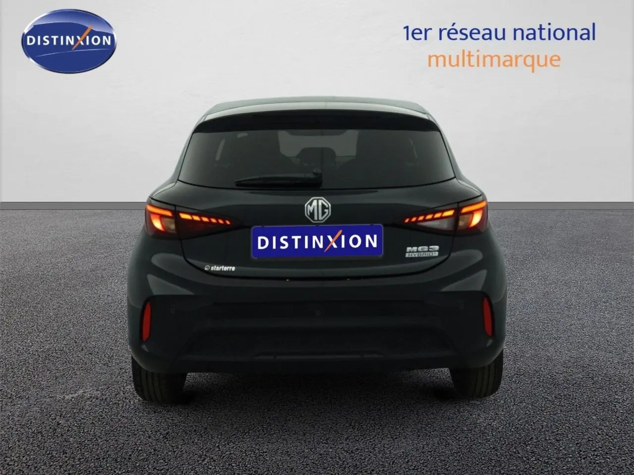 Vue arrière d'une MG3 1.5 Hybrid+ noire avec feux allumés et vitres arrière surteintées.
