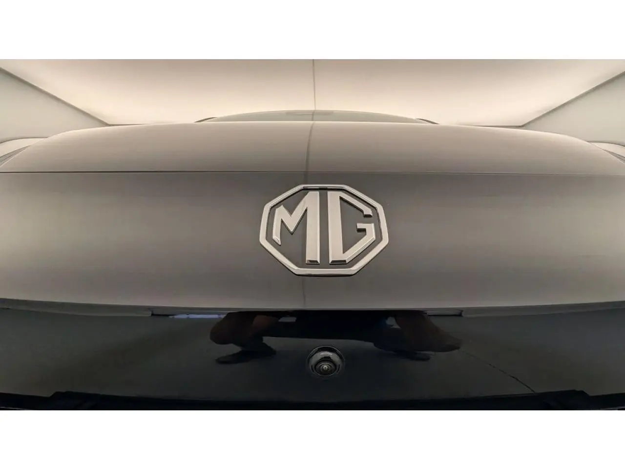 Gros plan sur le logo MG et la caméra 360° arrière d'une MG3 noire, version 1.5 Hybrid+ 195 Luxury.