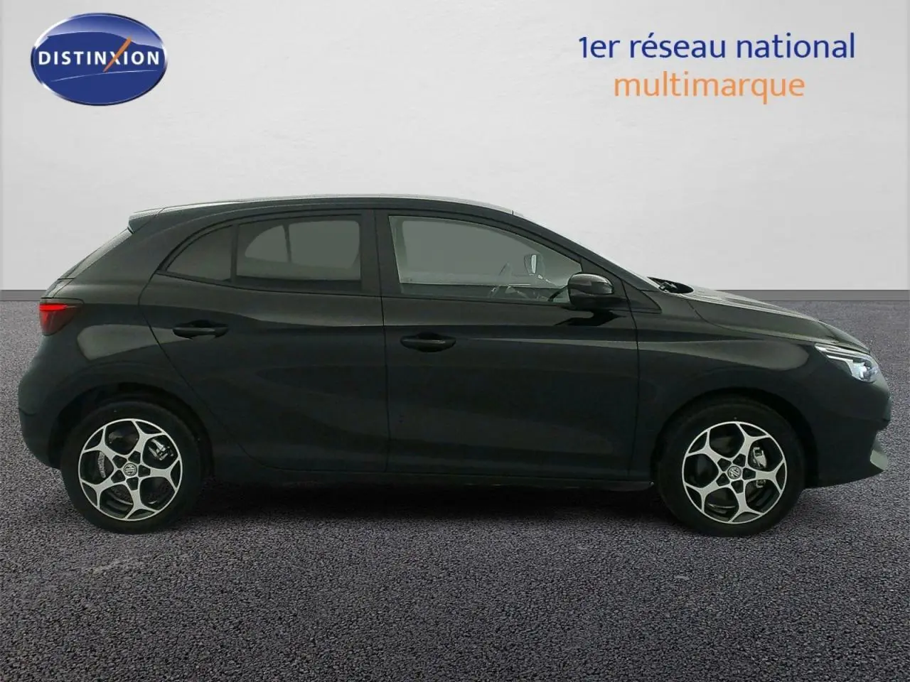 Profil droit de la MG3 1.5 Hybrid+ 195 Luxury noire, avec jantes alliage et vitres surteintées.