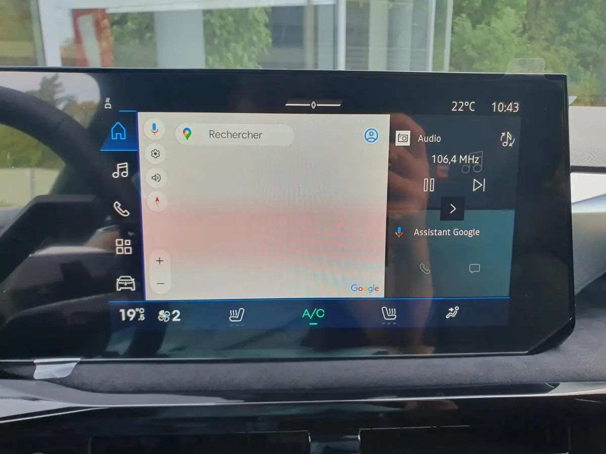 Écran tactile central de la Renault Clio VI affichant la navigation Google et les commandes de climatisation.