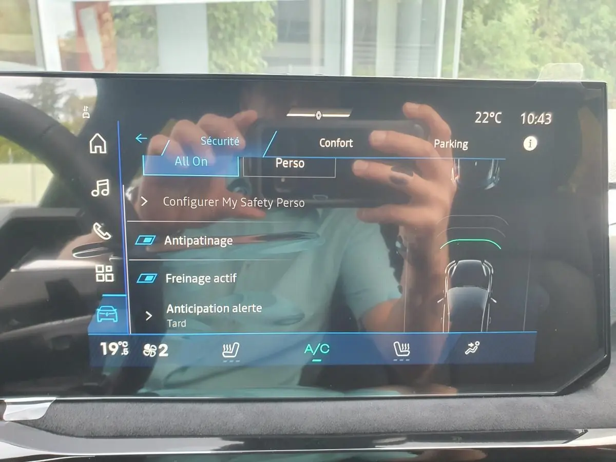 Écran tactile central de la Renault Clio VI affichant les réglages de sécurité et confort, intérieur noir.