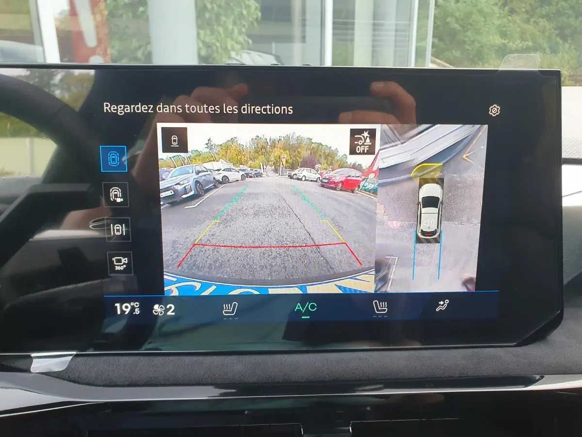 Écran de caméra de recul et vue 360° dans une Renault Clio VI noire étoile, affichage intérieur moderne.