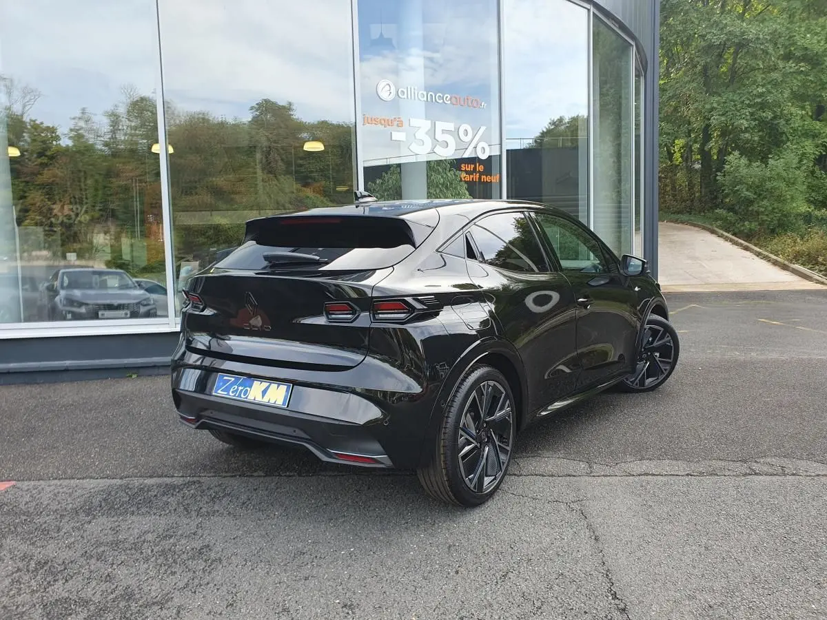 Vue 3/4 arrière droite d’une Renault Clio VI noire étoile avec jantes alliage 18” cosmic et vitres surteintées.