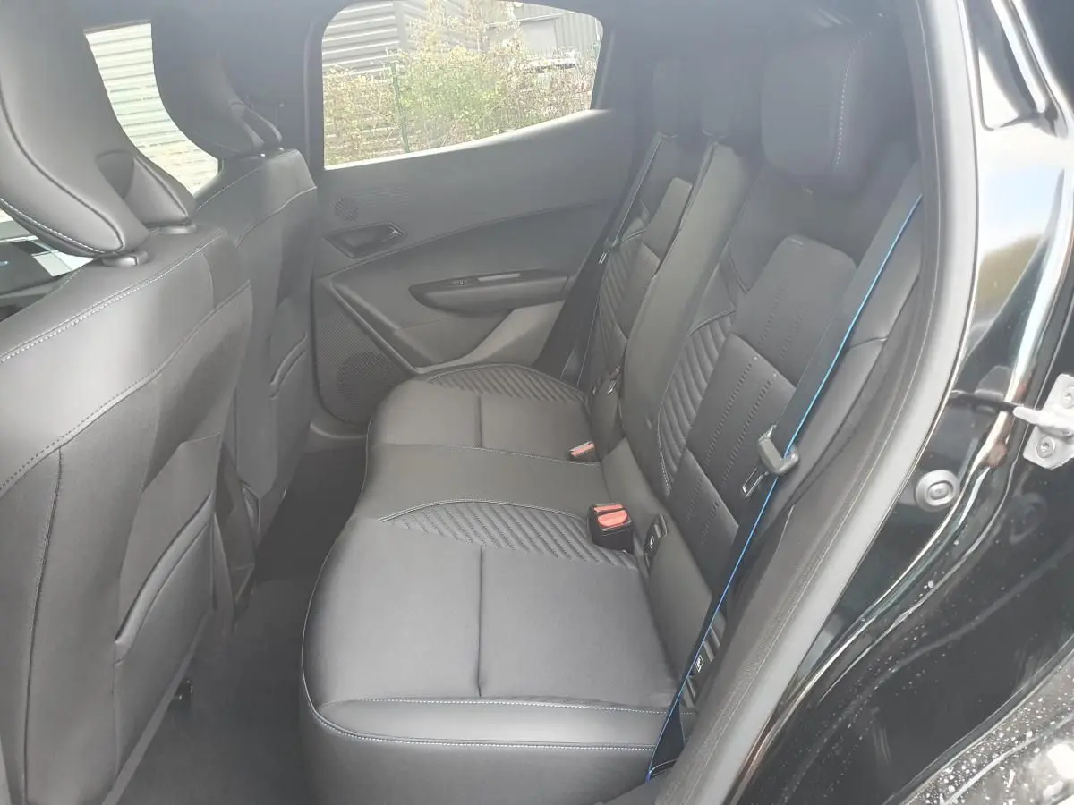 Vue intérieure côté droit des sièges arrière noirs étoile de la Renault Clio VI 1.2 ECO-G 120 ESPRIT ALPINE.