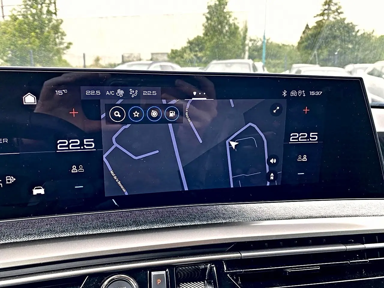 Écran tactile central avec navigation GPS dans l’habitacle du Peugeot 3008 hybride, vue intérieure frontale.