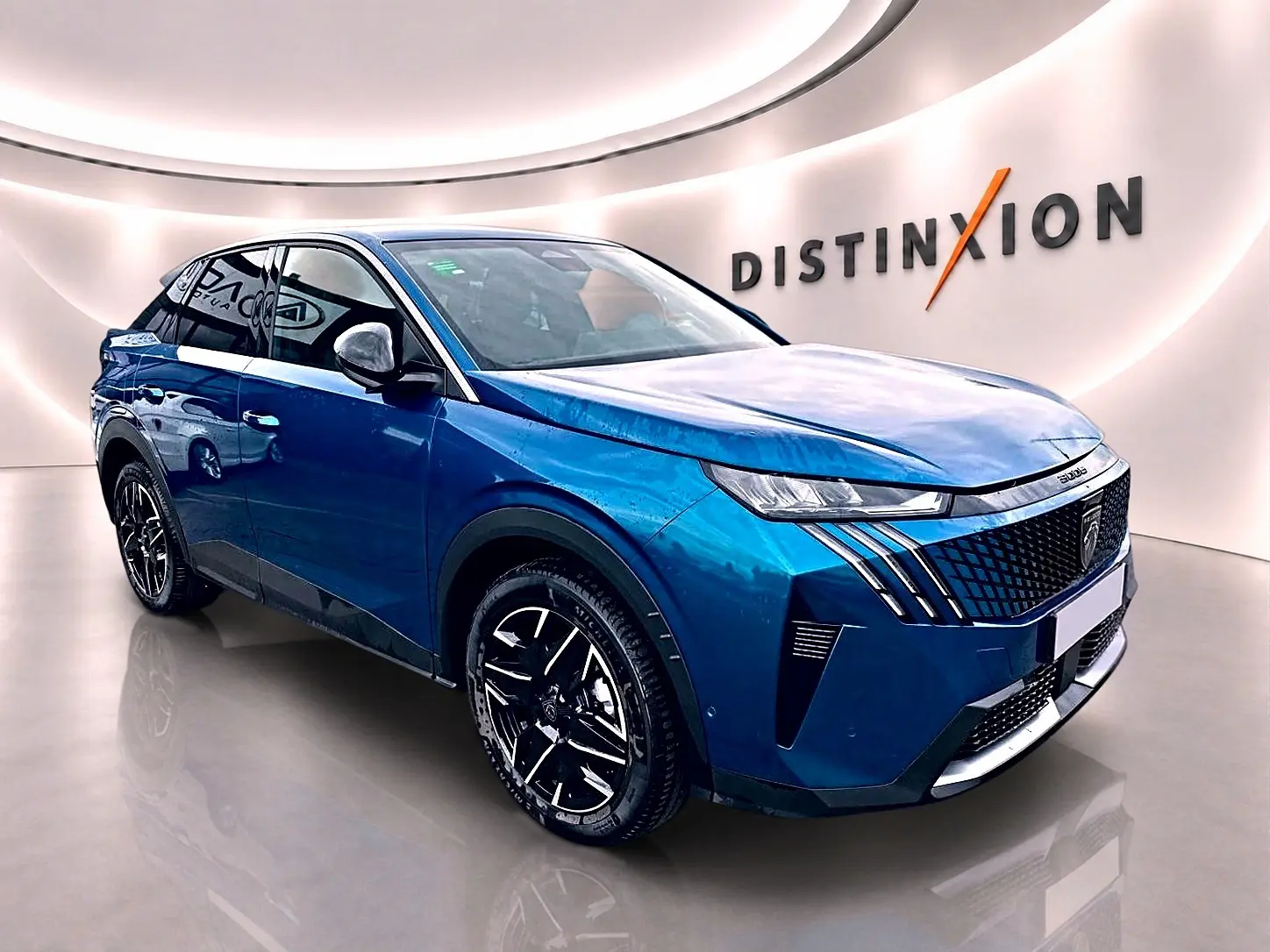 Peugeot 3008 bleu obsession en 3/4 avant droit, avec calandre noire et jantes alliage noires brillantes.