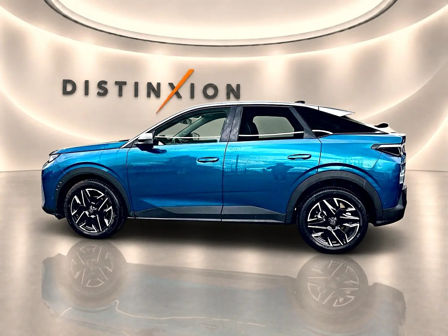 Peugeot 3008 1.2 hybrid 145 allure business bleu obsession en profil droit, jantes alliage noires et toit noir.