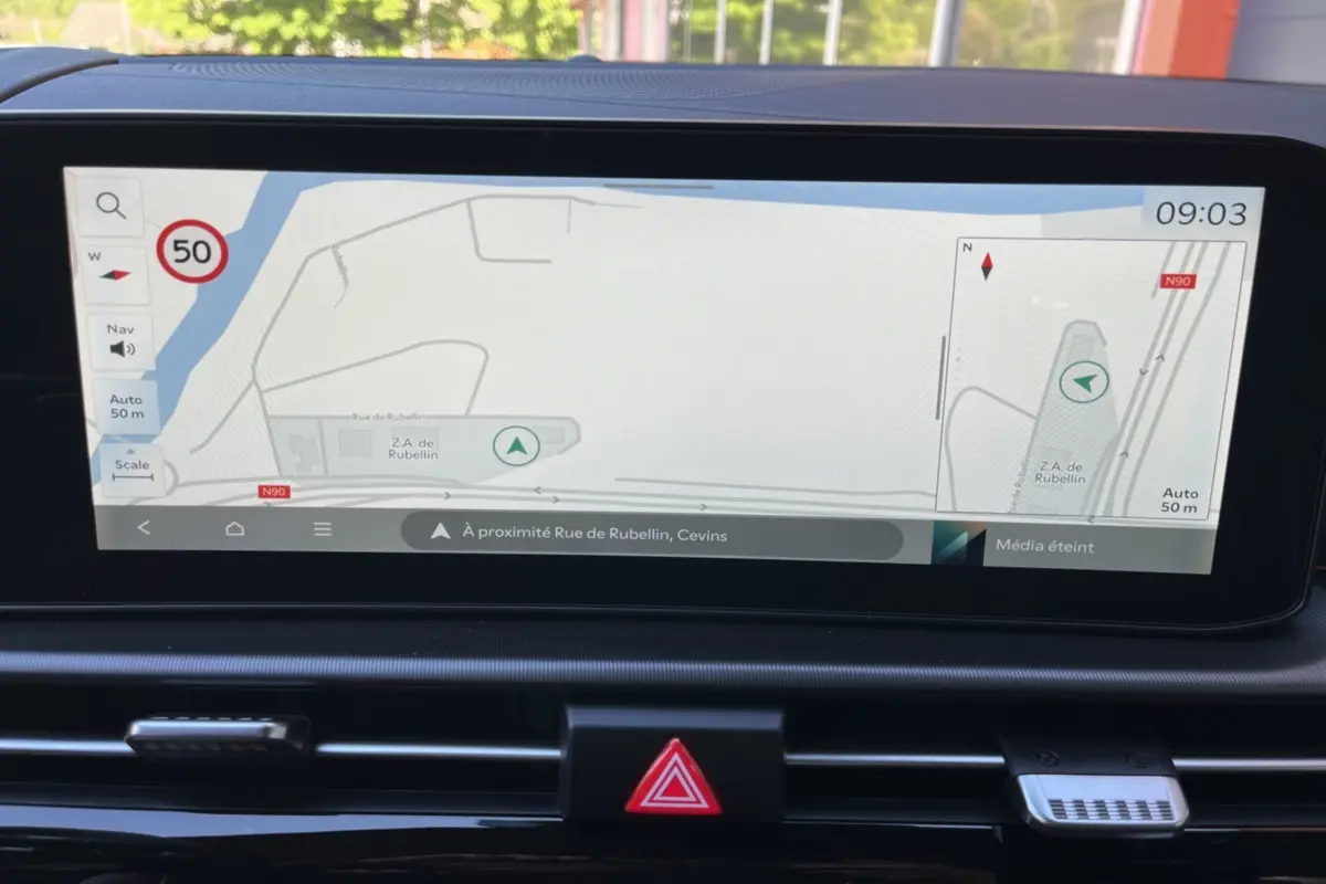 Écran GPS 12,3 pouces du tableau de bord du Kia Sportage 2026, affichant une carte de navigation.
