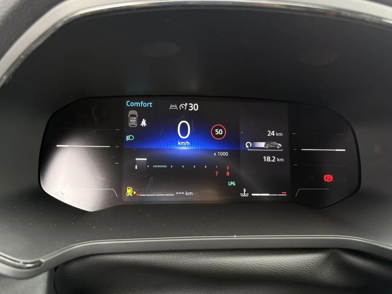 Affichage numérique du tableau de bord du Renault Captur 2025 montrant la vitesse à 0 km/h et indicateurs de conduite.