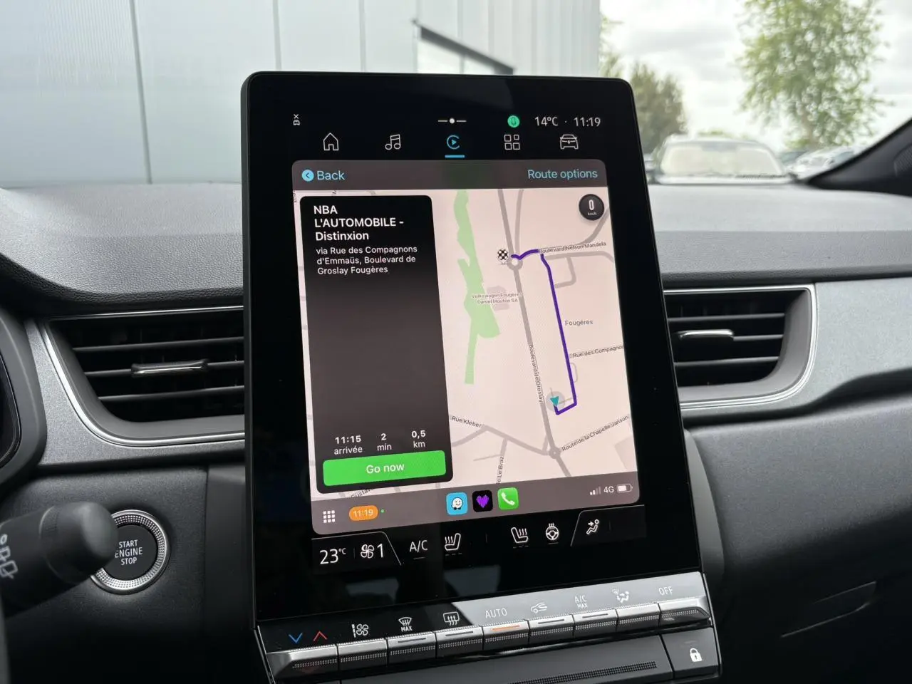 Écran tactile Open R-Link 10" avec navigation, tableau de bord et aérateurs du Renault Captur Noir Étoile 2025.