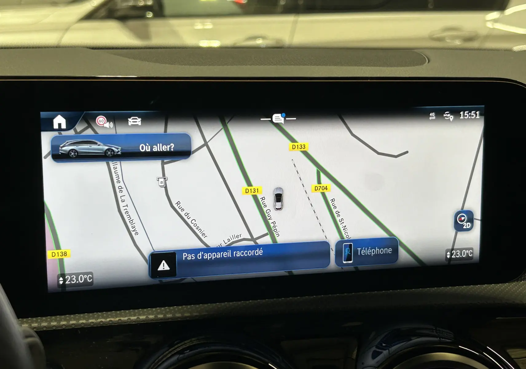 Écran tactile du système de navigation de la Mercedes Classe CLA Shooting Brake II 200D, affichant une carte et options.