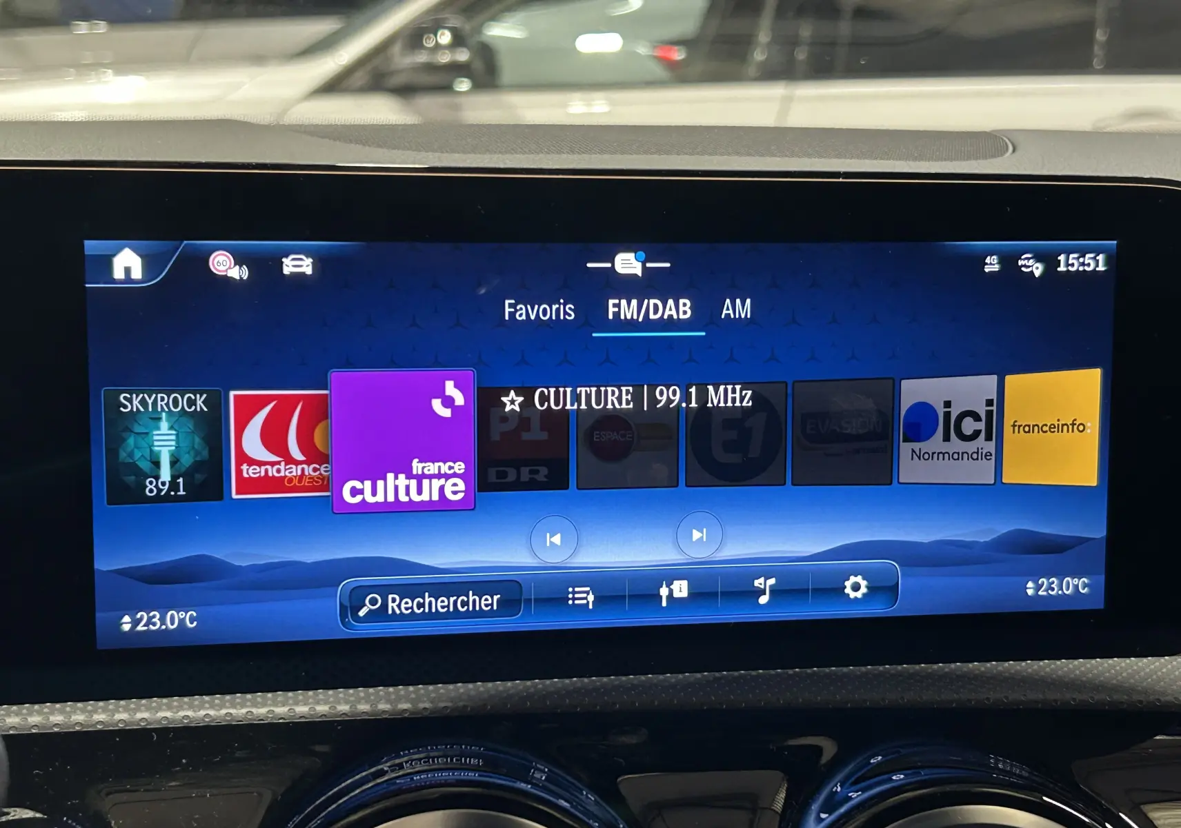 Écran tactile central affichant les radios FM/DAB dans un Mercedes CLA Shooting Brake noir métallisé, vue intérieure.