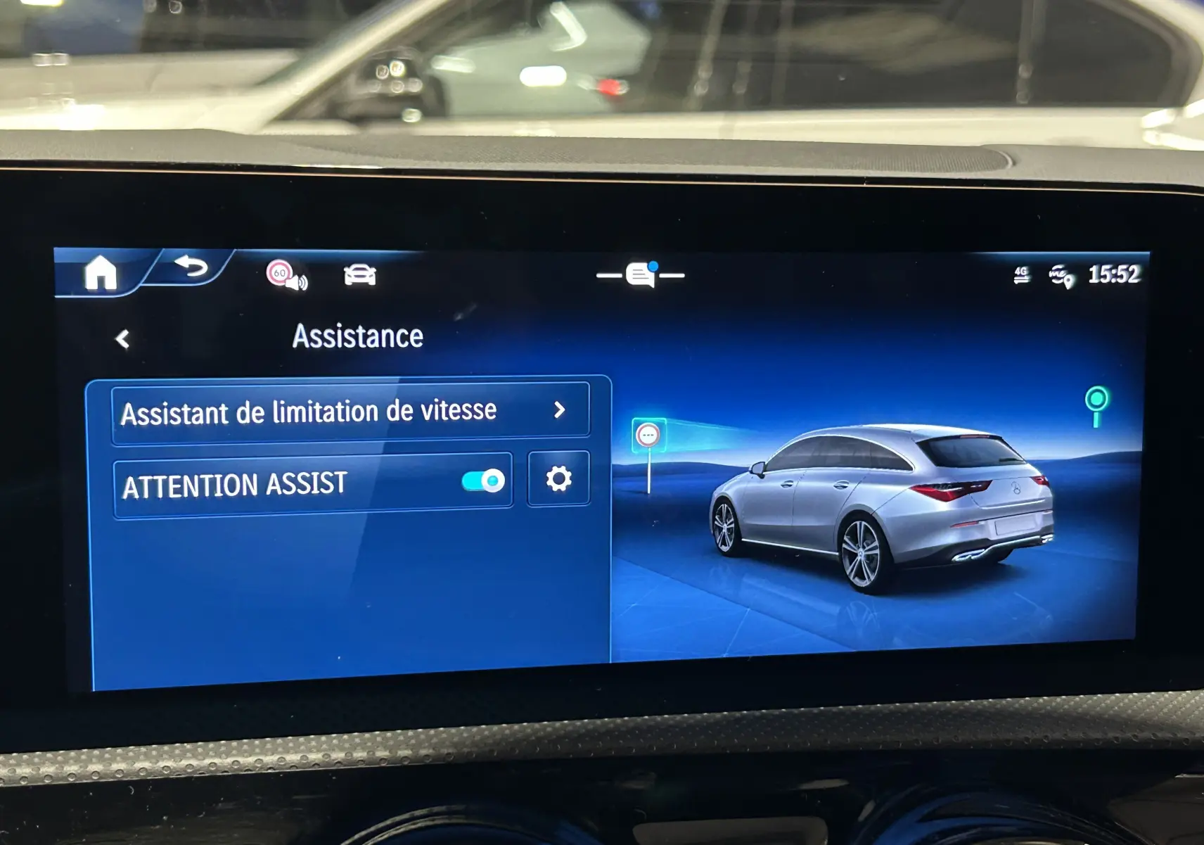 Écran d'assistance montrant une Mercedes CLA Shooting Brake II argentée vue en 3/4 arrière droit sur fond bleu.