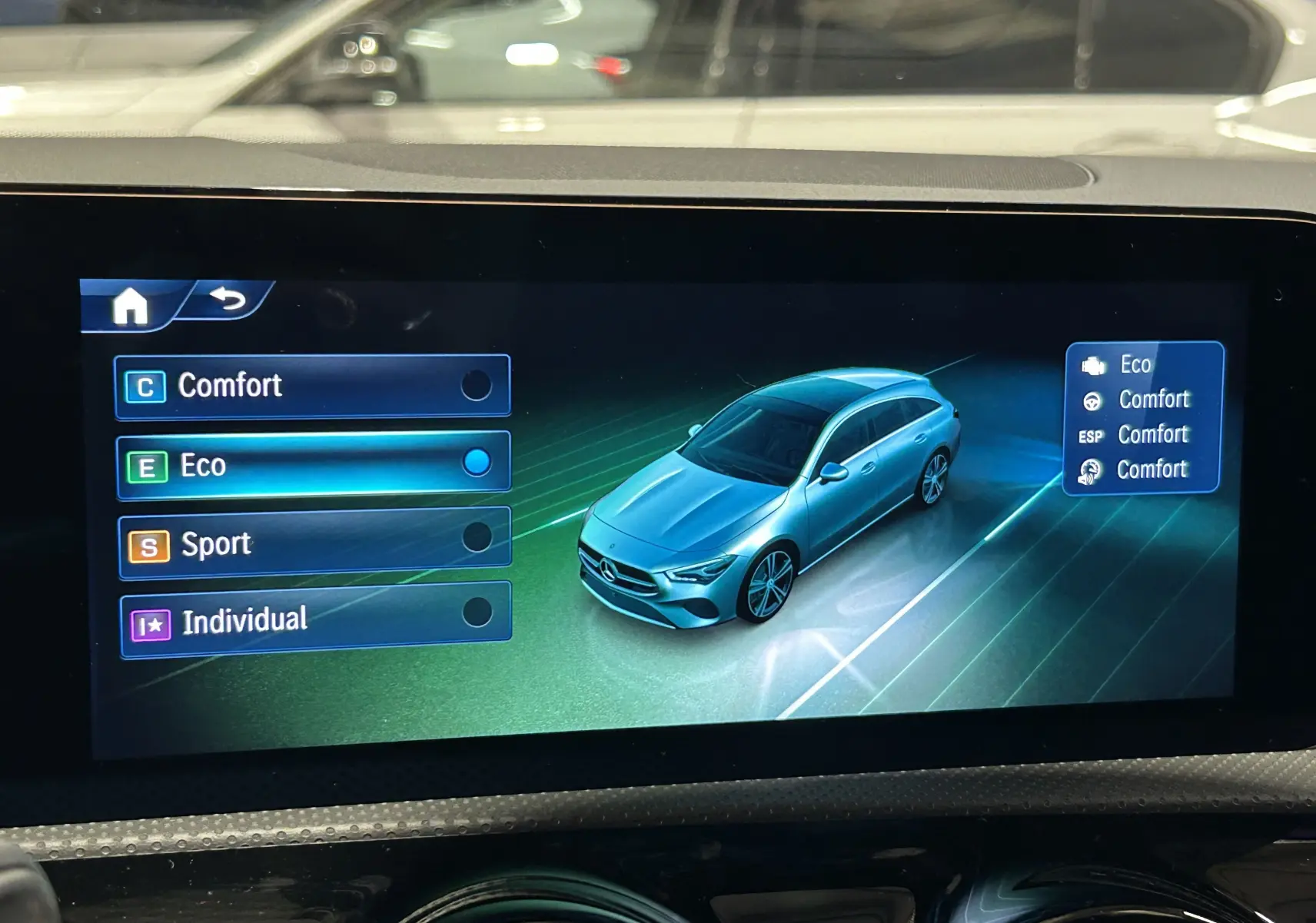 Écran multimédia montrant la Mercedes Classe CLA Shooting Brake II en vue 3/4 avant, avec mode de conduite Eco sélectionné.