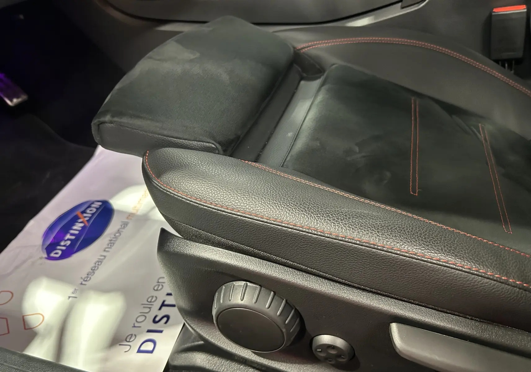 Détail du siège avant droit en cuir noir avec surpiqûres rouges dans une Mercedes CLA Shooting Brake 2024.