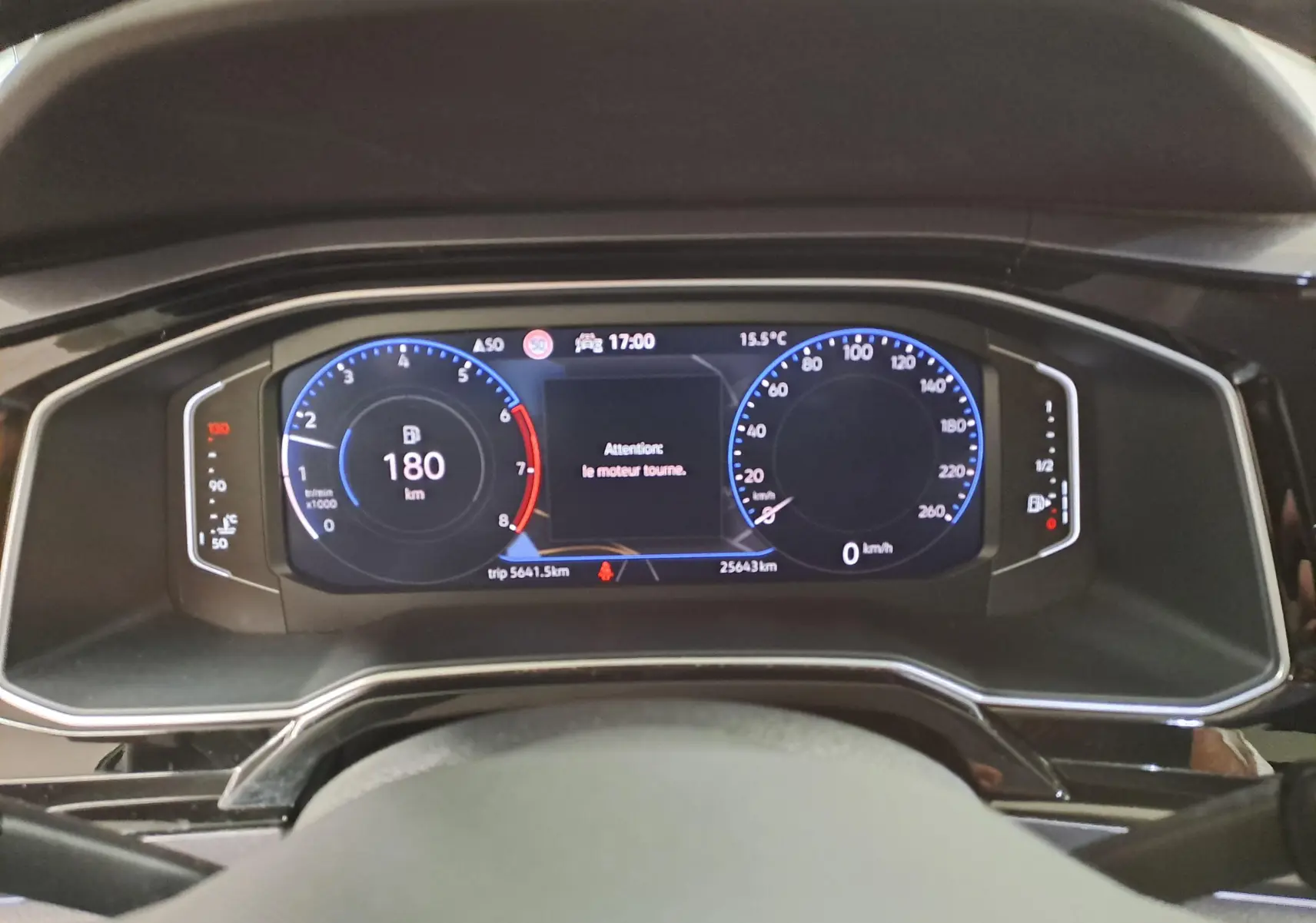 Vue rapprochée du tableau de bord numérique Digital Cockpit Pro de la Volkswagen Polo 2023 avec affichage du compteur et alertes.