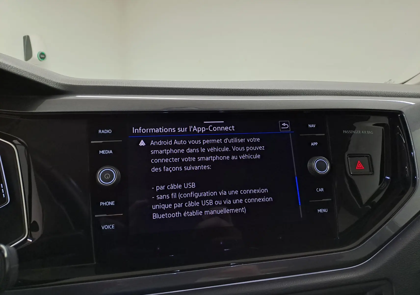 Vue rapprochée de l'écran tactile central du Volkswagen Polo 2023 affichant les options App-Connect avec interface Android Auto.