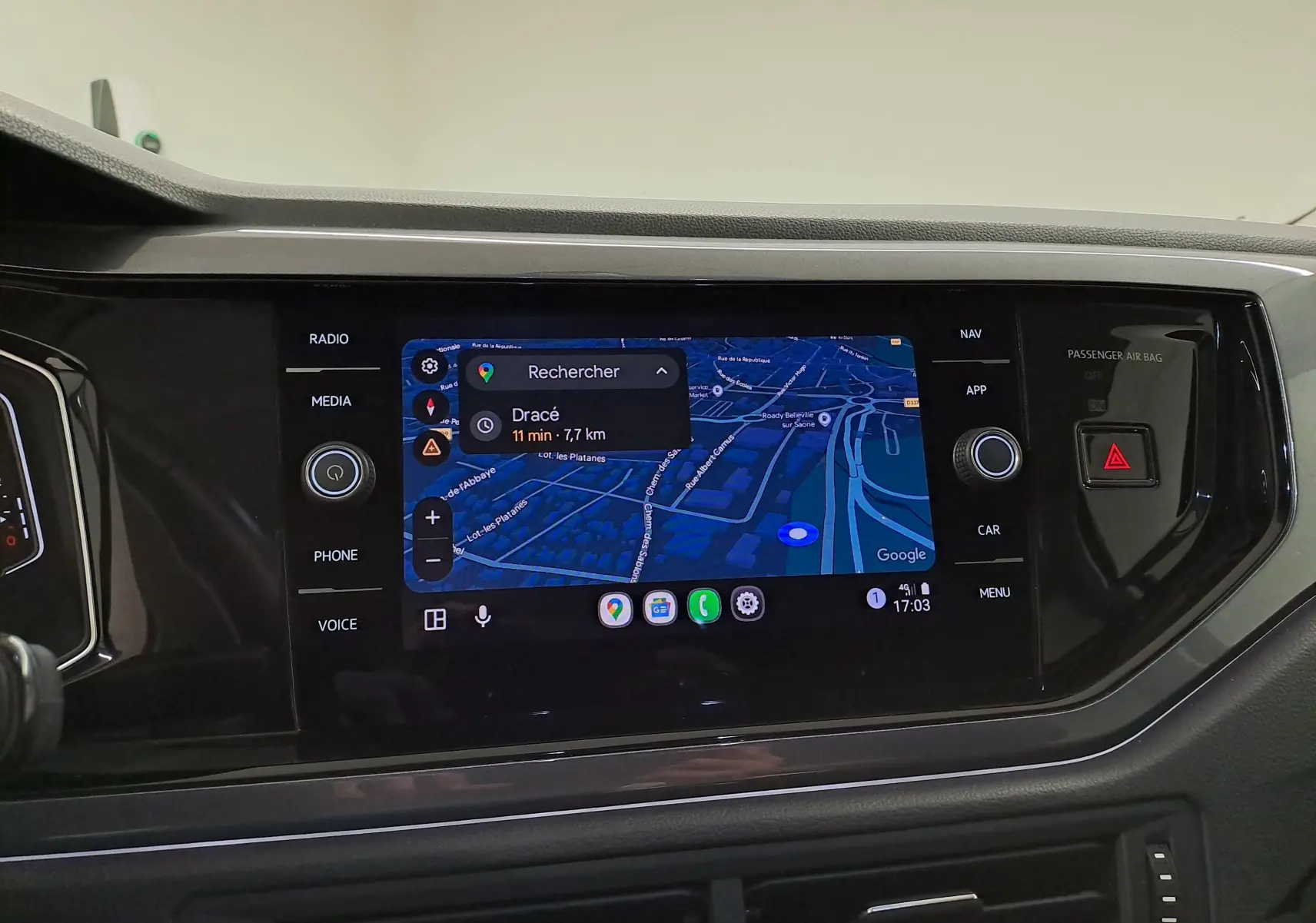 Vue rapprochée de l'écran tactile central du Volkswagen Polo 2023 affichant la navigation GPS en mode nuit.