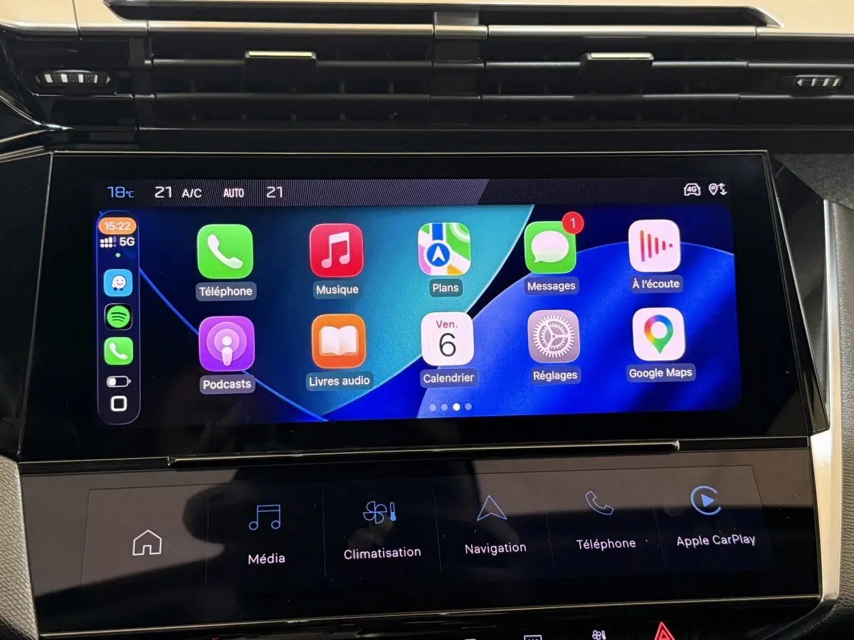 Écran tactile central affichant Apple CarPlay dans l’habitacle d’une Peugeot 308 gris foncé, vue de face.