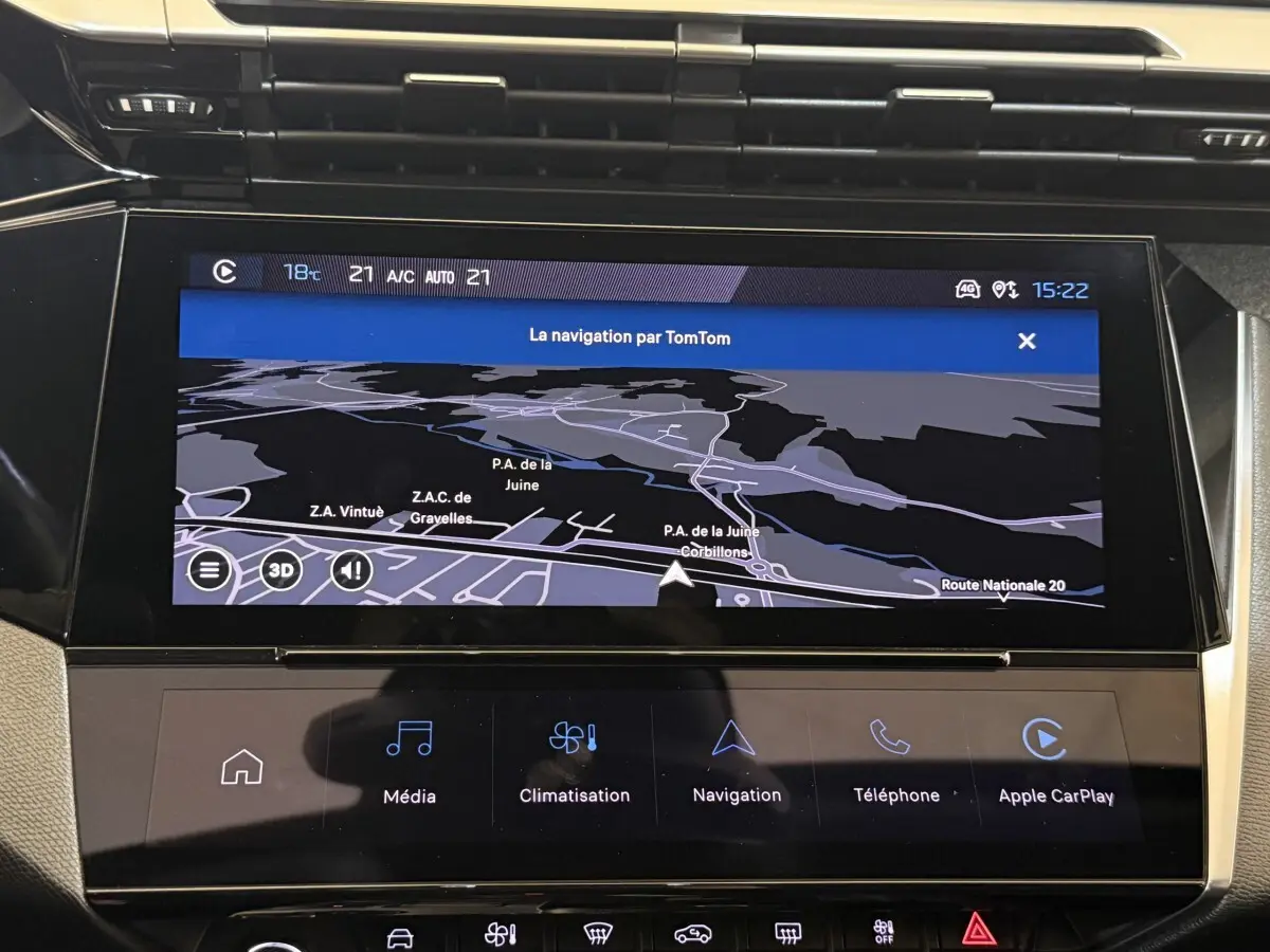 Écran tactile central de navigation affichant une carte, intérieur de Peugeot 308 gris foncé, vue rapprochée du tableau de bord.
