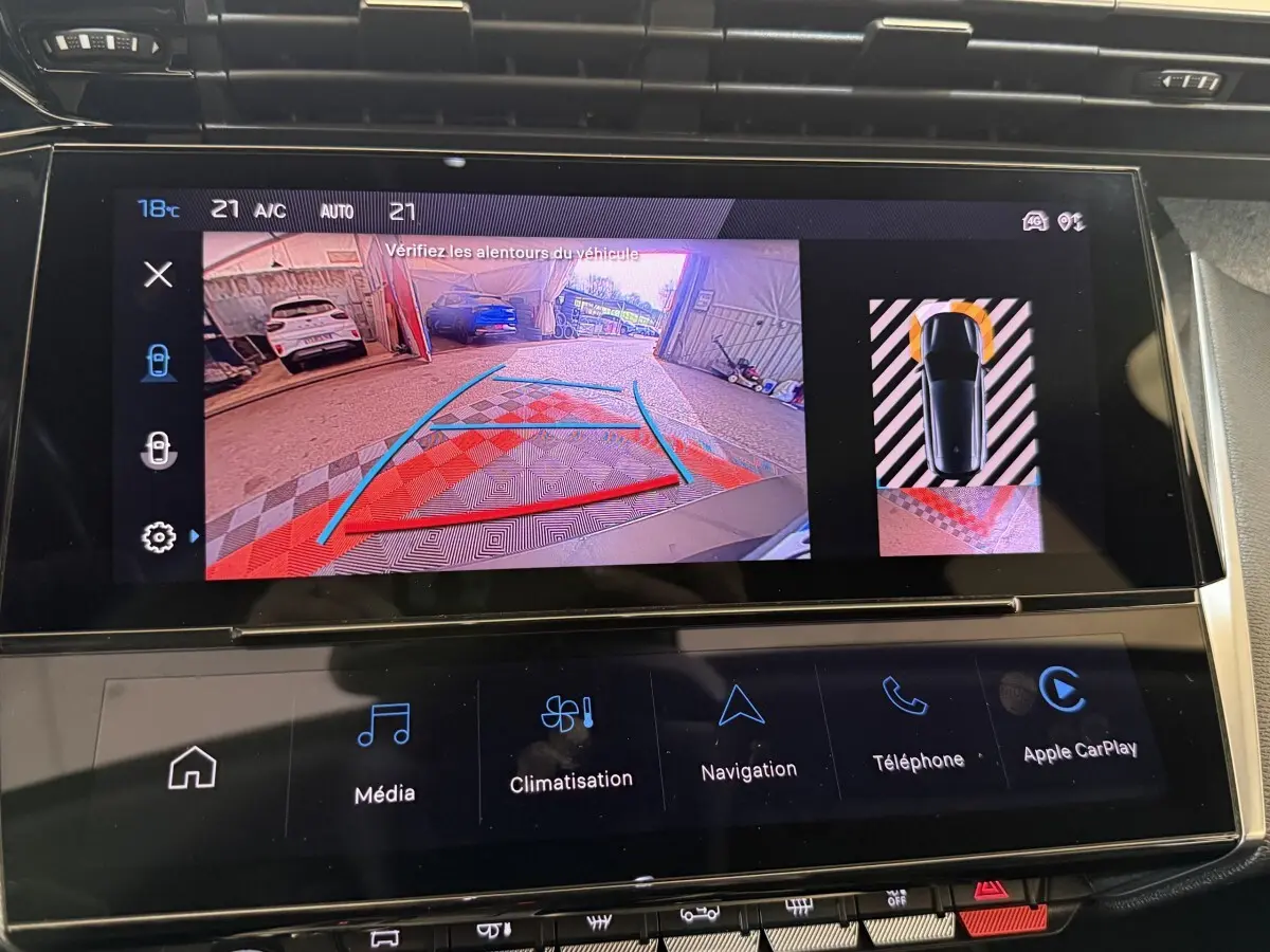 Écran tactile central du Peugeot 308 gris foncé montrant la caméra de recul avec guidage et vue 360° en intérieur.