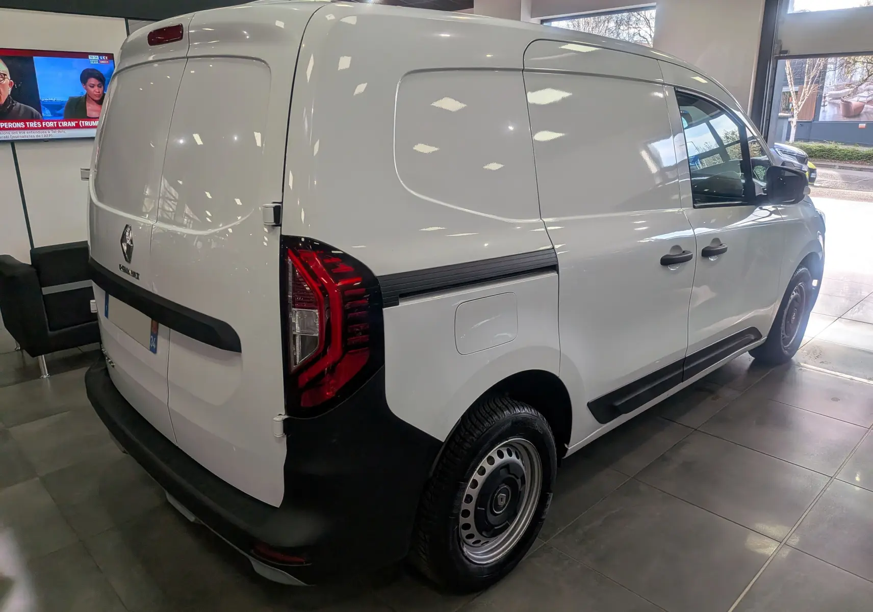 Renault Kangoo Van blanc minéral vu en 3/4 arrière droit, avec feux arrière distinctifs et jantes acier noires.