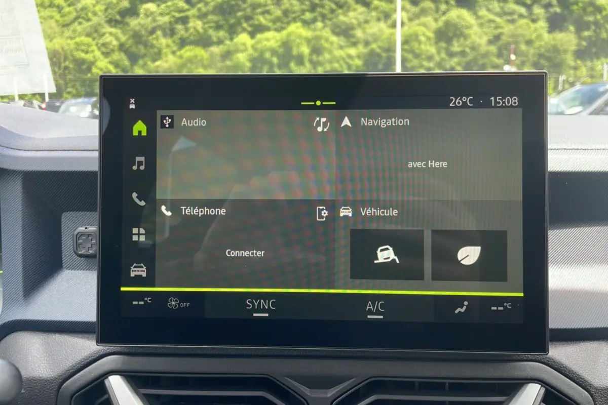 Écran tactile central du tableau de bord du Dacia Bigster 2025 affichant les menus audio, navigation et véhicule.