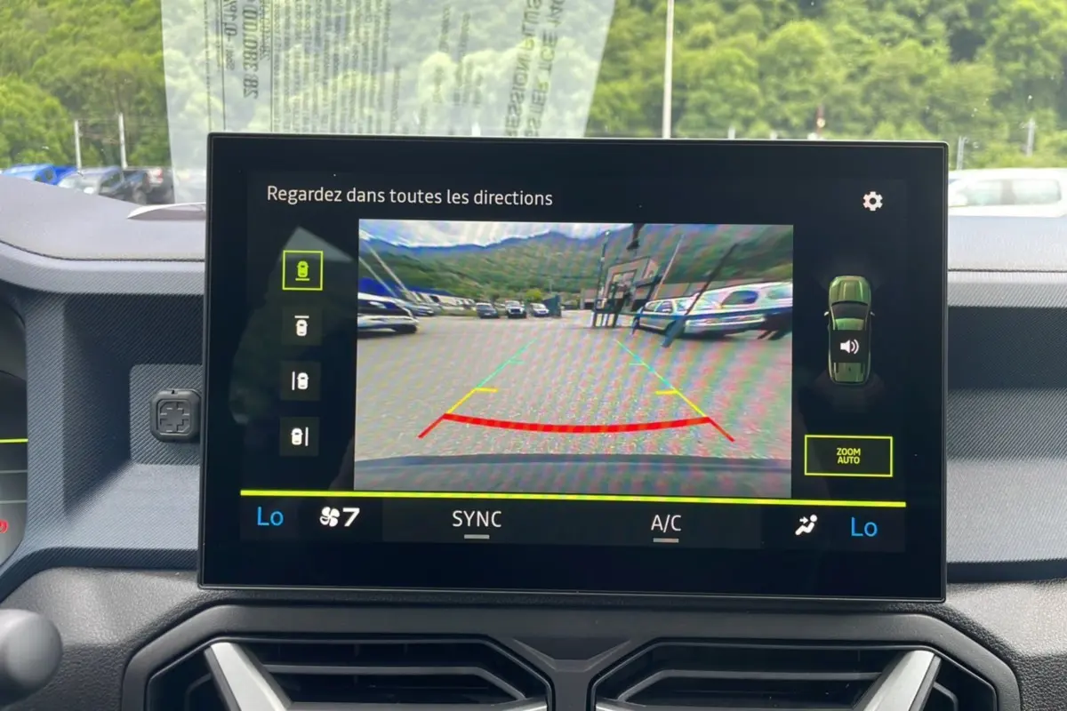 Écran central du tableau de bord montrant la caméra multiview en marche dans un Dacia Bigster 2025 vert cèdre.