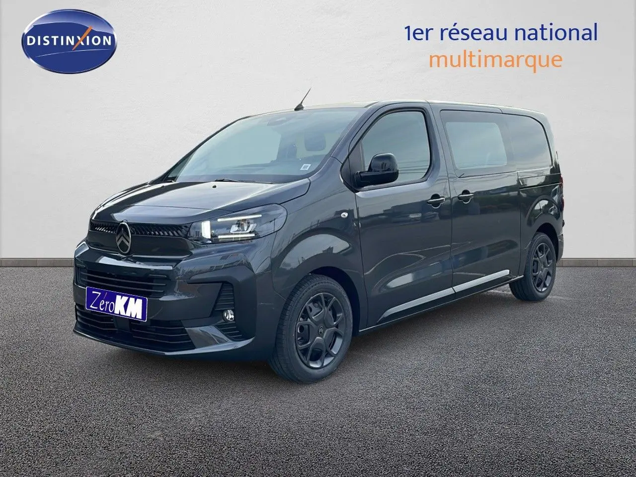 Fourgon Citroën Jumpy cabine approfondie gris titane métal, vu en 3/4 avant droit avec jantes noires et vitres teintées.