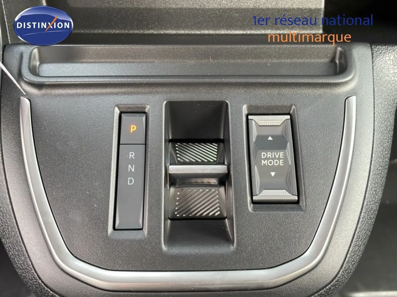 Gros plan sur la console centrale du Citroën Jumpy cabine approfondie 2026, avec sélecteur de boîte auto et bouton Drive Mode.