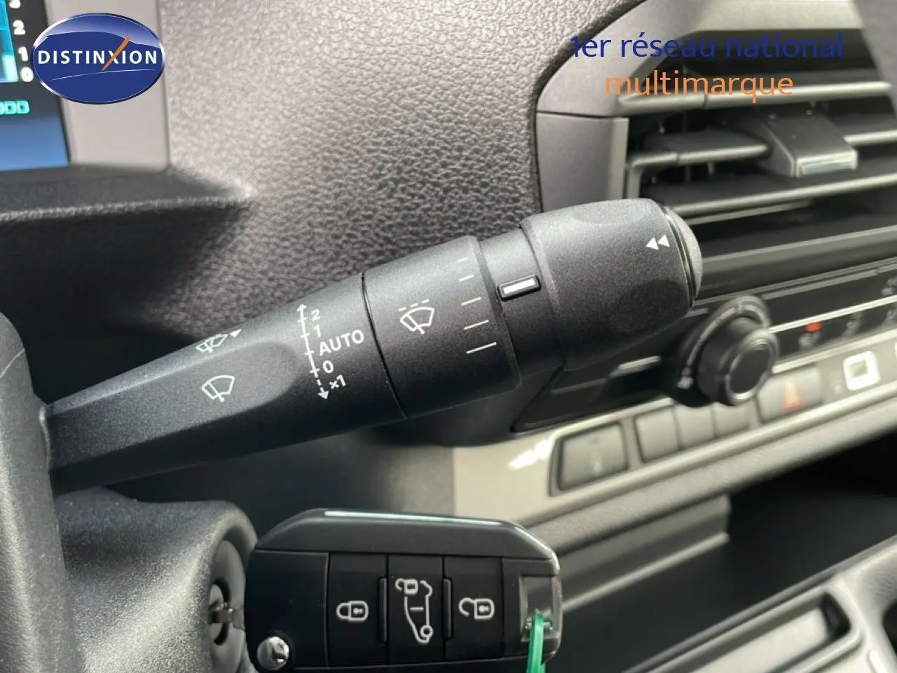Gros plan sur la commande d’essuie-glace et la clé de contact du tableau de bord du Citroën Jumpy Cabine Approfondie gris titane.