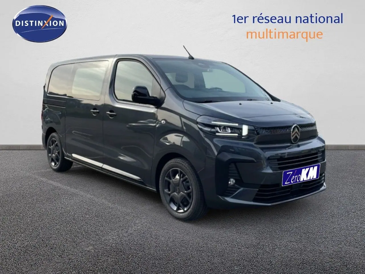 Vue 3/4 avant droit du Citroën Jumpy cabine approfondie gris titane métal avec calandre noire et jantes foncées.