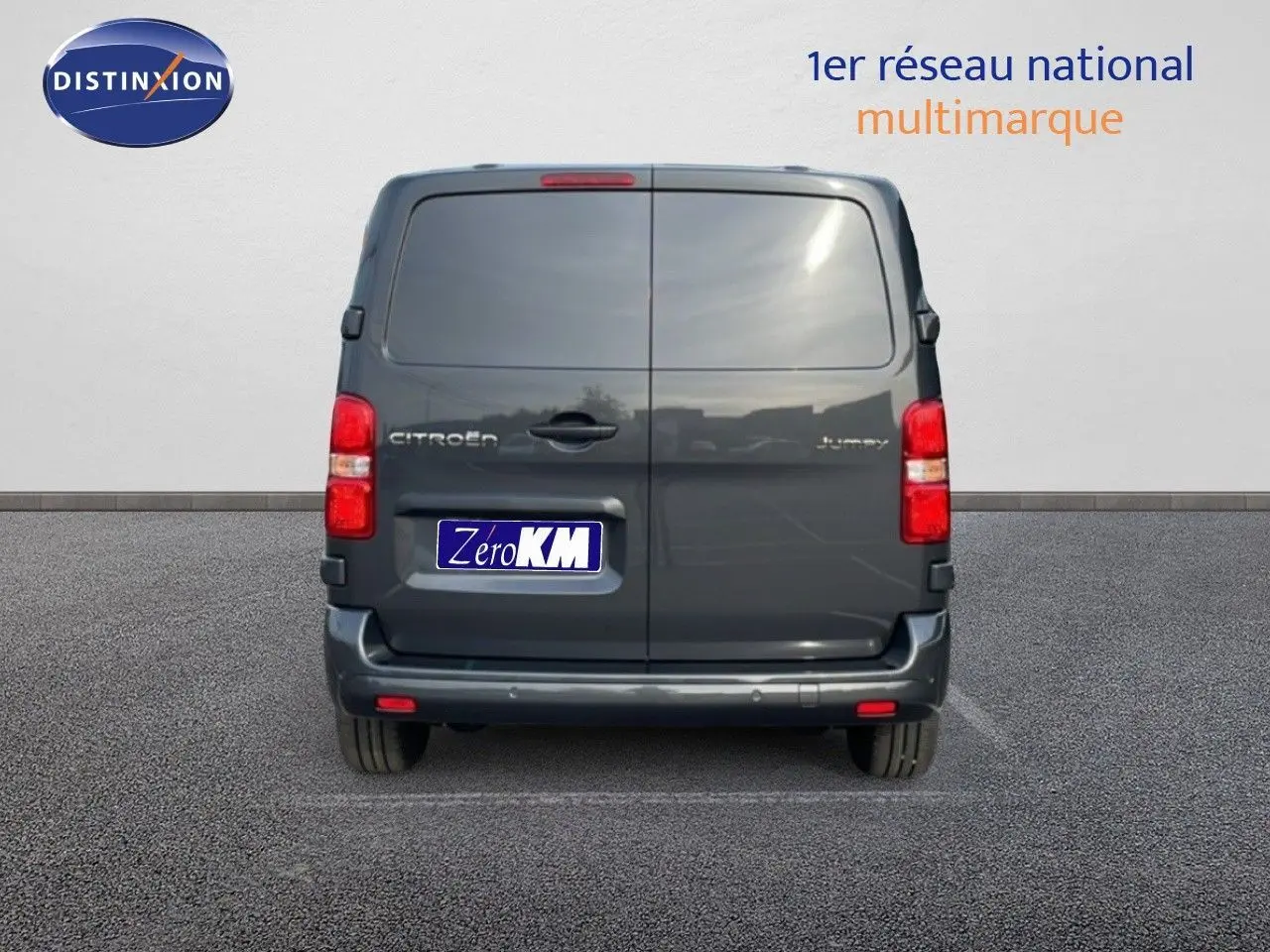 Vue arrière d'un Citroën Jumpy cabine approfondie gris titane métal avec portes battantes fermées sur parking.